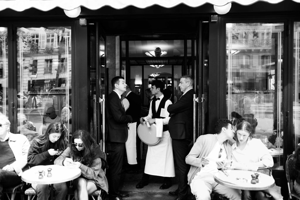 Café de Flore - Serveurs - streetphotographie