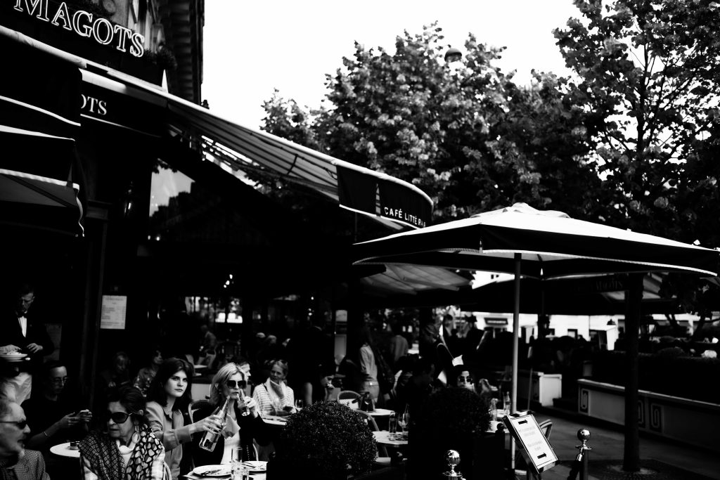 Les deux magots - café parisien - black and white