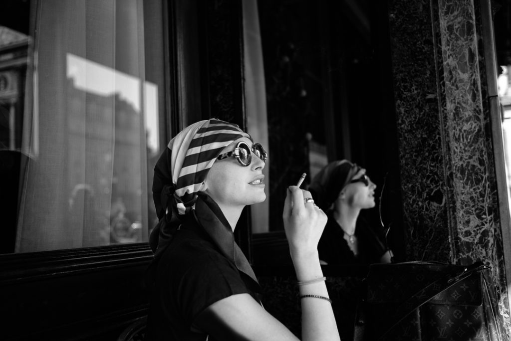 Café de la paix, portait, noir et blanc années 50, parisienne, style rétro, paris quartier de l'opéra