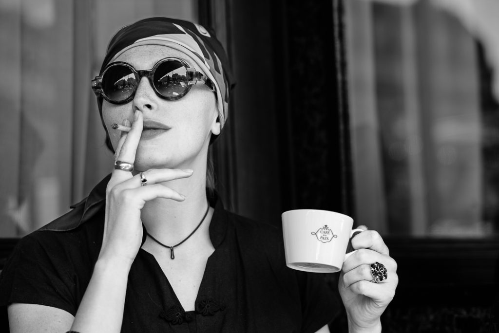 Parisienne au café de la paix, portait black and white, paris quartier de l'opéra